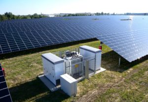Wechselrichterstation in einem netzstabilisierenden Freiflächen- Solarkraftwerk, Quelle: Belectric Wechselrichterstation in einem netzstabilisierenden Freiflächen- Solarkraftwerk, Quelle: Belectric