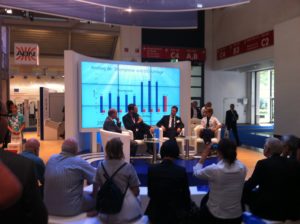 Diskussion am Stand von Kaco New Energy mit Volker Quaschnig auf der Intersolar 2012