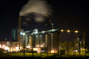 Industrieanlage bei Nacht