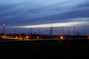 380 kV-Leitung und Windräder, Nachtaufnahme westlich von Berlin an der Autobahn A10, Quelle: 50Hertz 380 kV-Leitung und Windräder, Nachtaufnahme westlich von Berlin an der Autobahn A10, Quelle: 50Hertz