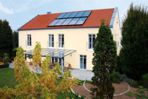 Modernisierungsbeispiel mit Solarwärme, Quelle: erdgas.info