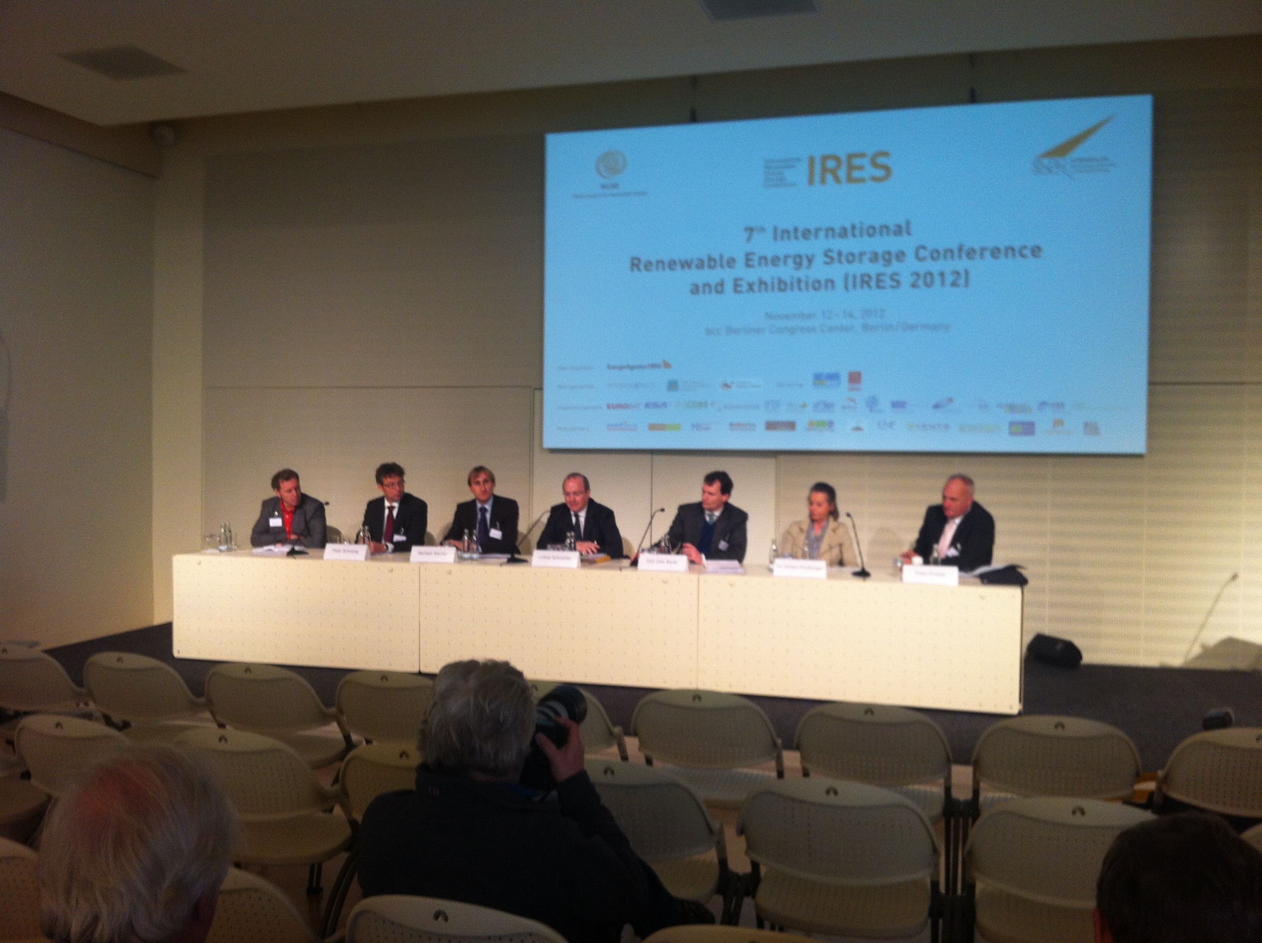 Podium der IRES 2012 Pressekonferenz und fast leere Stühle für die Presse, Foto: Andreas Kühl