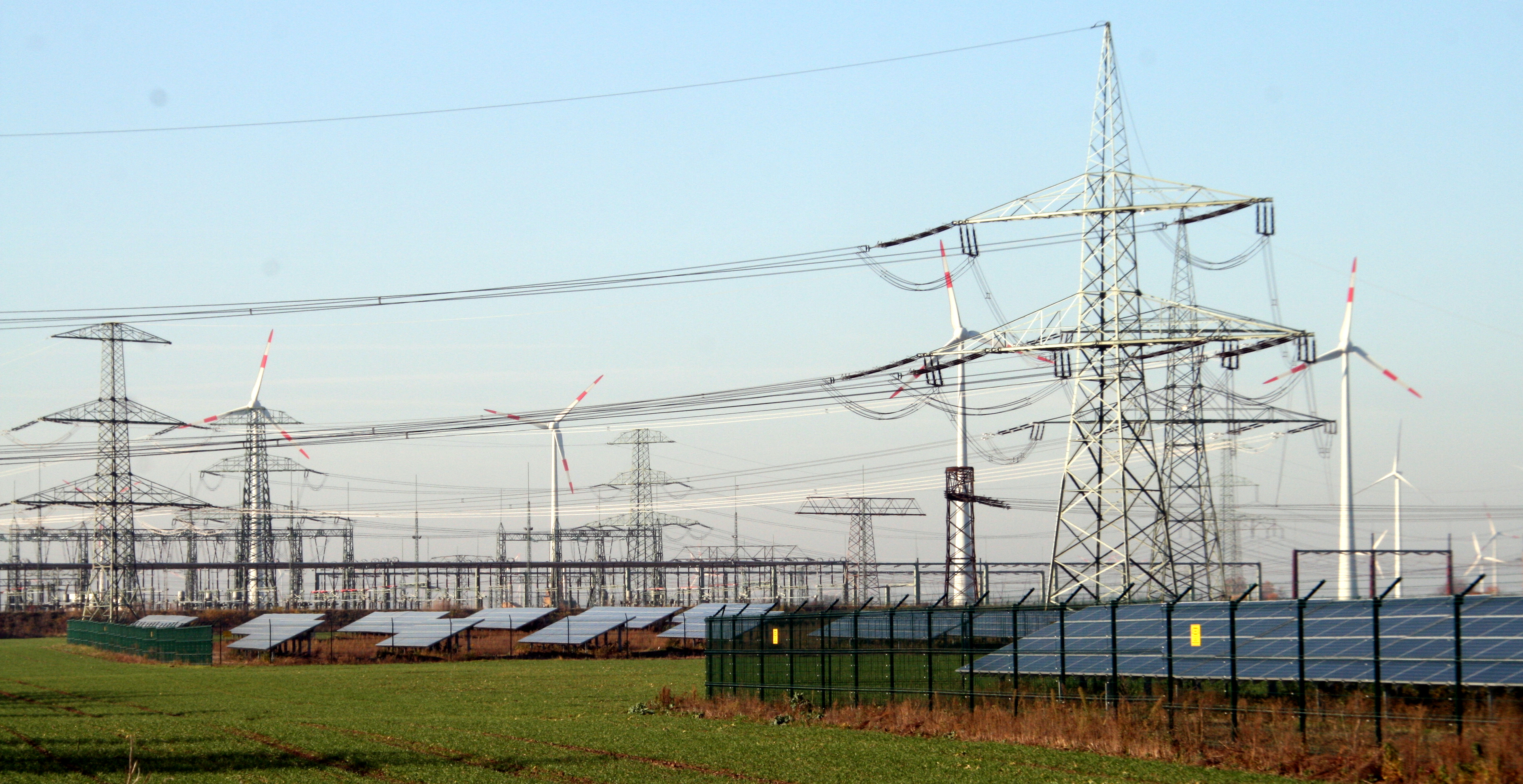 Wind- und Sonnenenergie mit Stromleitungen im Havelland, Foto: Andreas Kühl