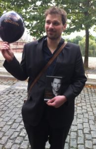 Energieblogger Kilian Rüfer mit Buch, Foto: Andreas Kühl