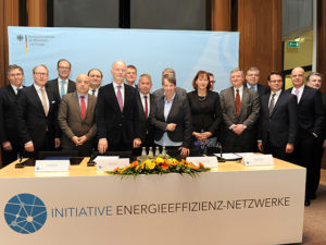 Staatssekretär Rainer Baake (6. v. l.) und Bundesumweltministerin Barbara Hendricks (9. v. l.) zusammen mit Mitgliedern der Initiative Energieeffizienz-Netzwerke, Foto: BMWi/ Susanne Eriksson