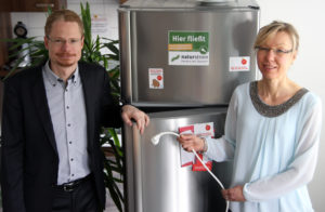 Oliver Hummel, Vorstand NATURSTROM AG und Maria-Elisabeth Lang, Projektleiterin Stromspar-Check, Katholischer Sozialdienst e.V. , Foto:  Naturstrom AG